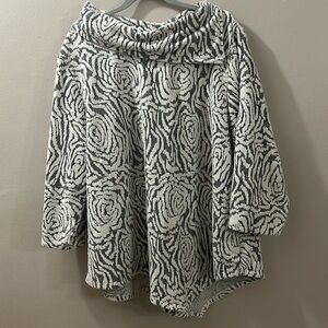 Ruby Rd. 2X, fits like a 1X. Soft white floral tunic dress shirt.